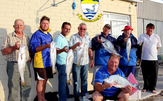 En die manne spog, met agter vlnr Wynand Viljoen, Morné Olivier, Johan van Romburgh, Mynhardt van Niekerk, Sihan Toua, Dawie Toua en Henry Smit. Voor sit die veteraan-kushengelaar, Oubaas Lesch. 